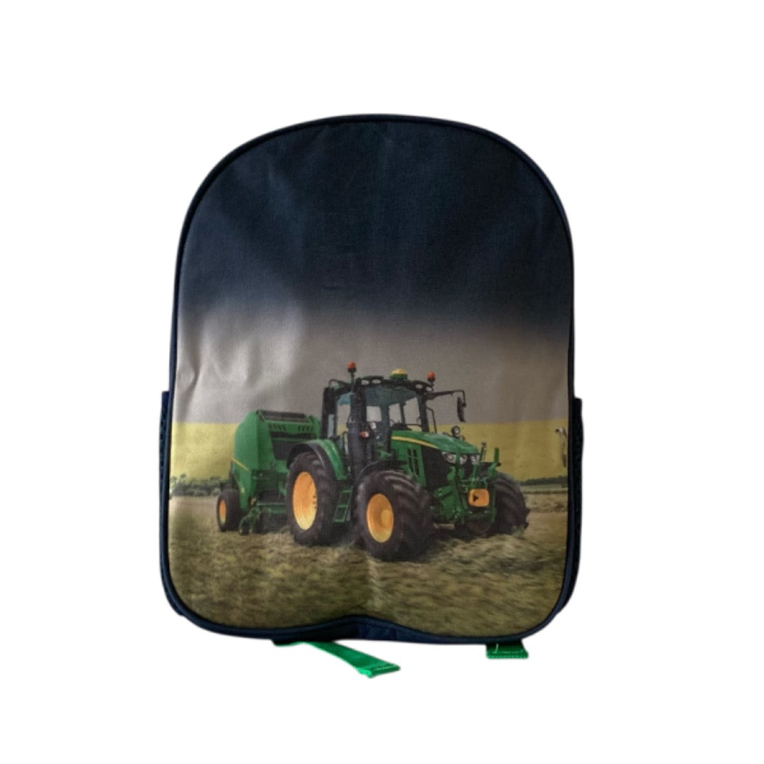 Kinderrugtas met stoere trekker print. Het is een groene trekker met gele velgen.