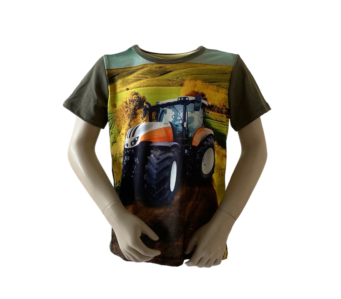 Trekkershirt wit-rood trekker in landschap met groene mouwen. Materiaal is van 65% katoen en 35% polyester. Verkrijgbaar in verschillende maten.