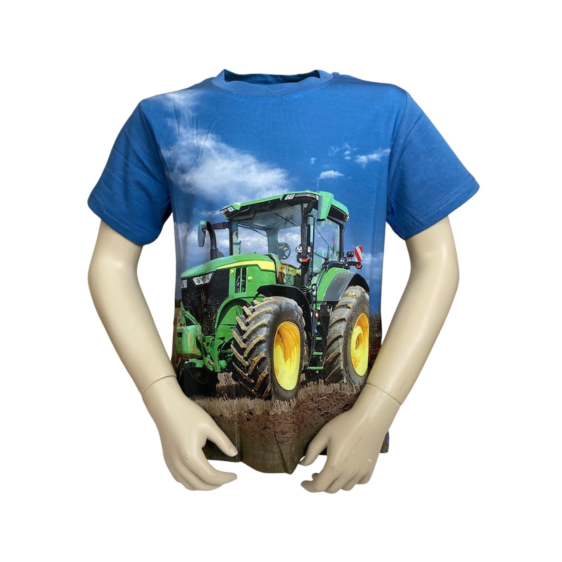 T-shirt met groene trekker met gele velgen. Achtergrond is licht blauw met wolken. Materiaal is van 65% katoen en 35% polyester en verkrijgbaar in verschillende maten.