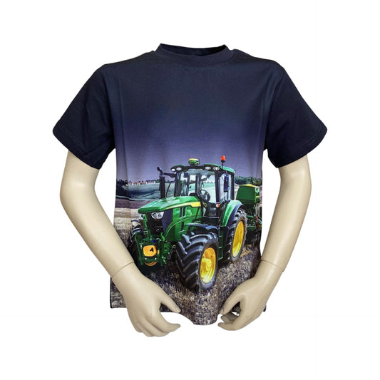 T-shirt met groene trekker en gele velgen waar een zaaimachine achter zit. Achtergrond kleur is donker blauw, materiaal is van 65% katoen en 35% polyester. Verschillende maten verkrijgbaar.