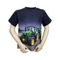T-shirt met groene trekker en gele velgen waar een zaaimachine achter zit. Achtergrond kleur is donker blauw, materiaal is van 65% katoen en 35% polyester. Verschillende maten verkrijgbaar.