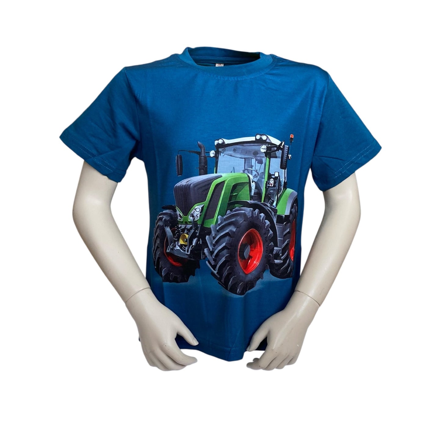 Stoere T-shirt met groene trekker met rode velgen. Achtergrond kleur is patrol. Materiaal is van 65% katoen en 35% polyester. Verkrijgbaar in verschillende maten.