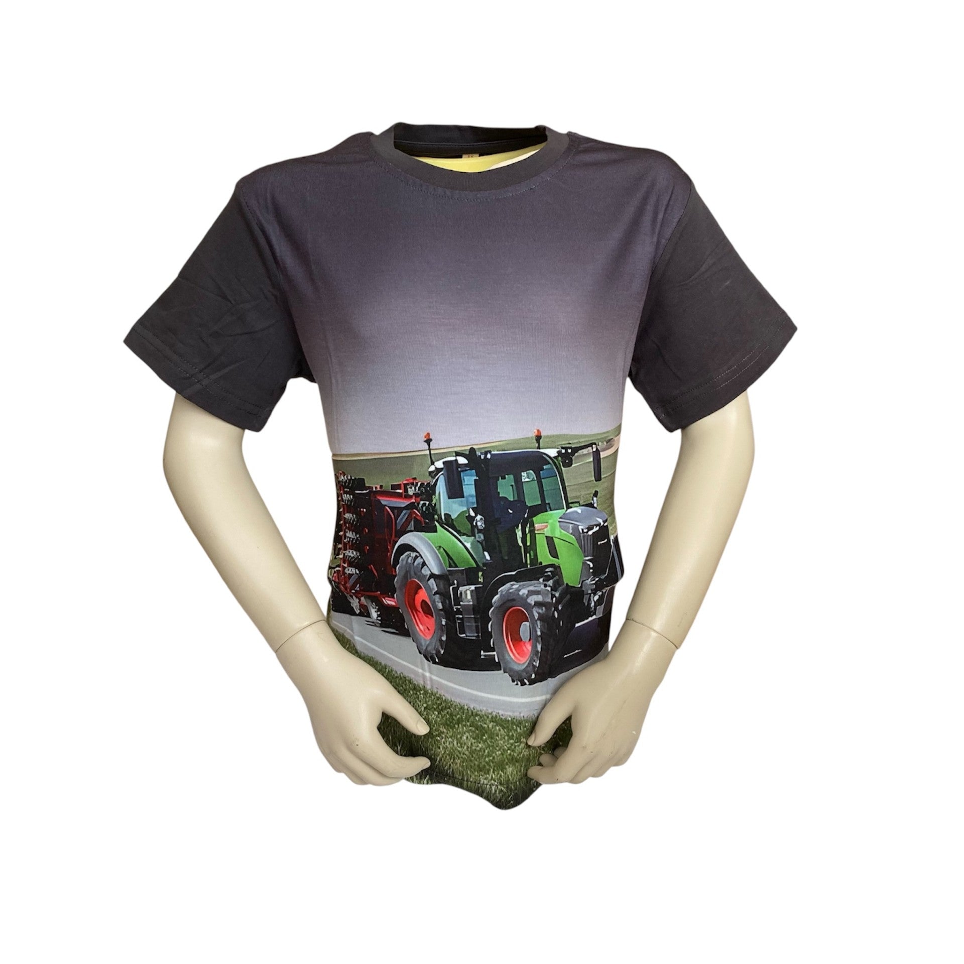 Grijze t-shirt met groene trekker met velgen erop. Achter de trekker zit een schijveneg. Materiaal is van 65% katoen en 35% polyester. Verkrijgbaar in verschillende maten.