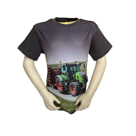 Grijze t-shirt met groene trekker met velgen erop. Achter de trekker zit een schijveneg. Materiaal is van 65% katoen en 35% polyester. Verkrijgbaar in verschillende maten.