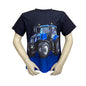 T-shirt met blauwe trekker erop achtergrond is donkerblauw aflopend naar blauw. Verschillende maten beschikbaar en materiaal is van 65% katoen en 35% polyester.