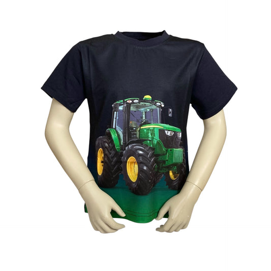 T-shirt met groene trekker met gele velgen. Achtergrond is donker blauw naar groen aflopend. Materiaal is van 65% katoen en 35% polyester. Verkrijgbaar in verschillende maten.