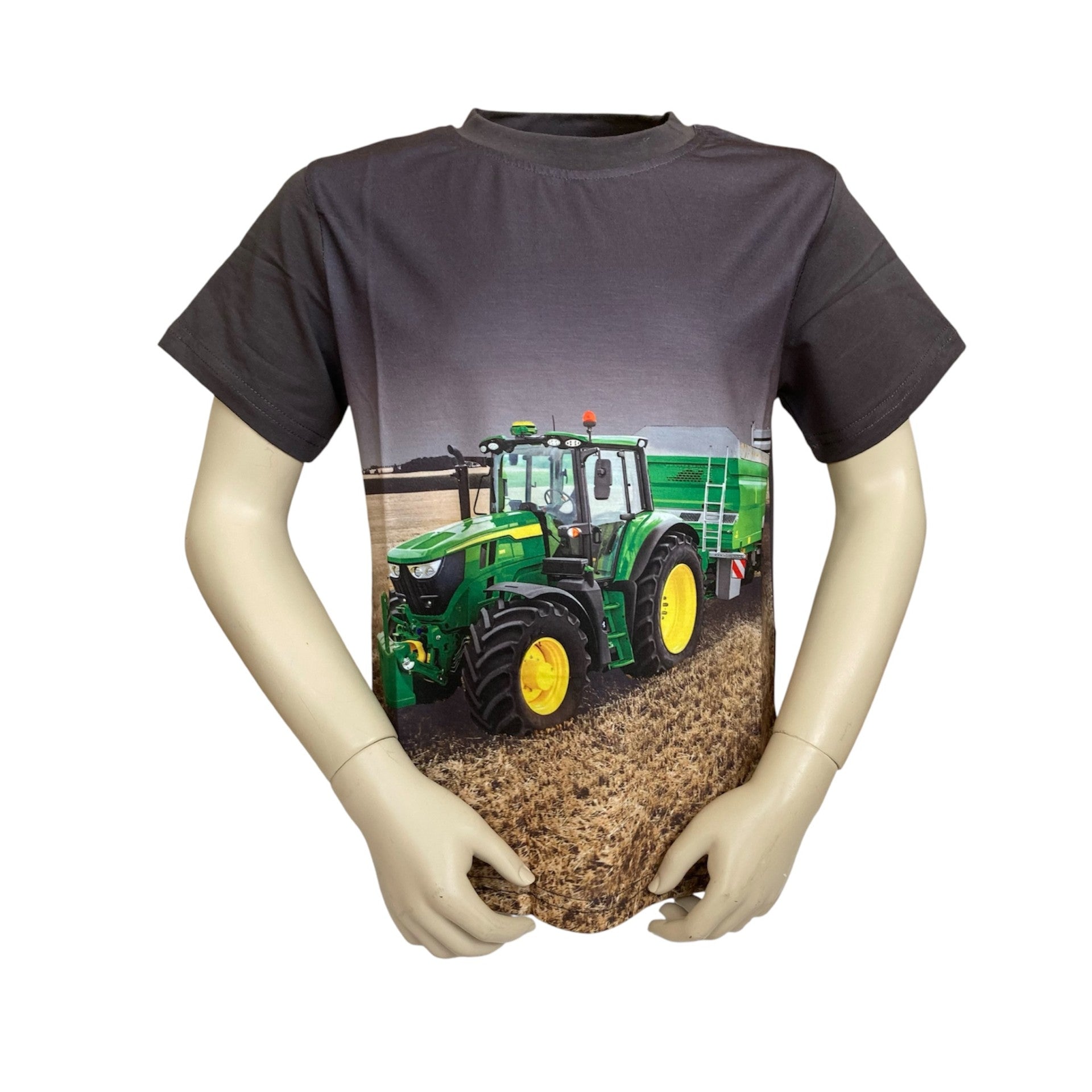 T-shirt met groene trekker met gele velgen waar een kipper achter zit. Achtergrond is grijs en materiaal is van 65% katoen en 35% polyester. Verkrijgbaar in verschillende maten.