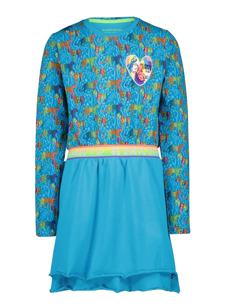 Jurk Jansje van Zoete Zusjes x 4president collectie heeft een opvallende luipaardprint in regenboogkleuren. 95% katoen en 5% elastan.