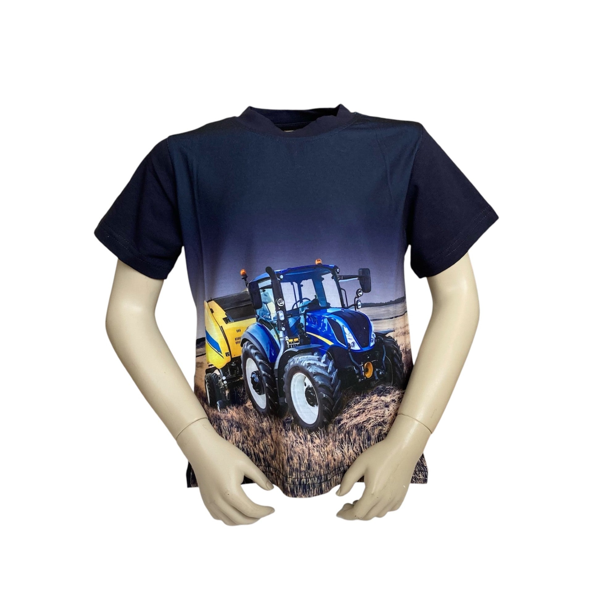 Donker blauwe t-shirt met blauw trekker erop met een balenpers erachter. Materiaal is van 65% katoen en 35% polyester. Verkrijgbaar in verschillende maten.
