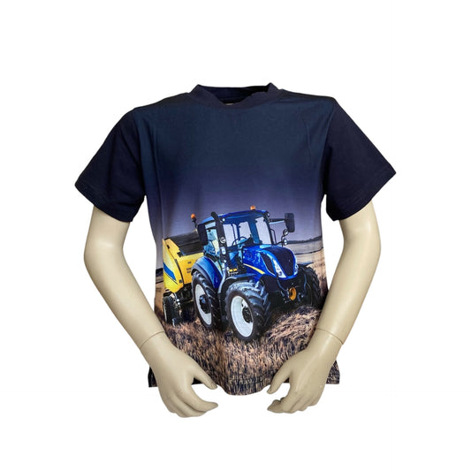 Donker blauwe t-shirt met blauw trekker erop met een balenpers erachter. Materiaal is van 65% katoen en 35% polyester. Verkrijgbaar in verschillende maten.
