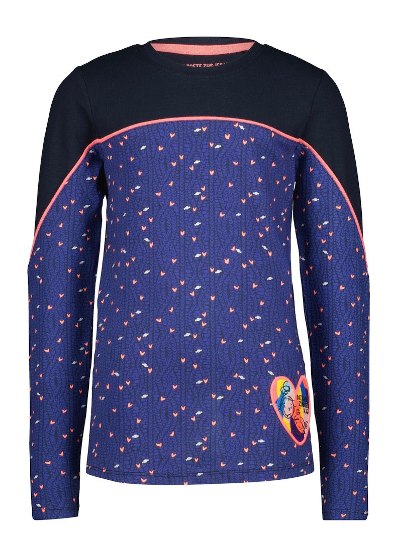 Shirt Janna van de Zoete Zusjes x4president. Bovenkant donderblauw onderkant blauw met hartjes verbonden met een dun biesje. Verkrijgbaar in diverse maten.