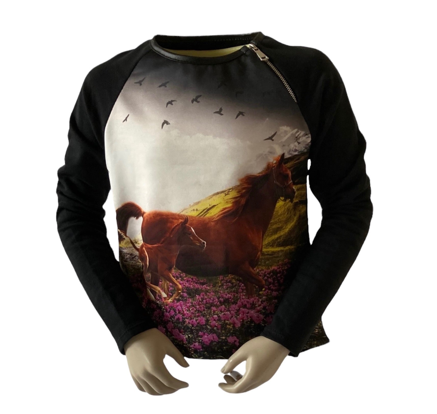 Shirt met print van Merrie met veulen dat door een bloemenwiede gaat. Verkrijgbaar in verschillende maten.
