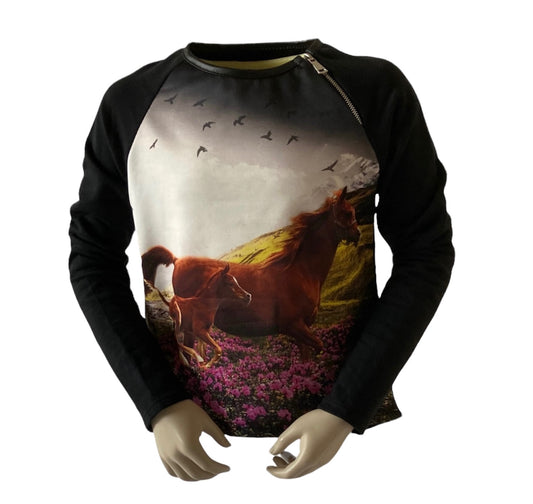 Shirt met print van Merrie met veulen dat door een bloemenwiede gaat. Verkrijgbaar in verschillende maten.