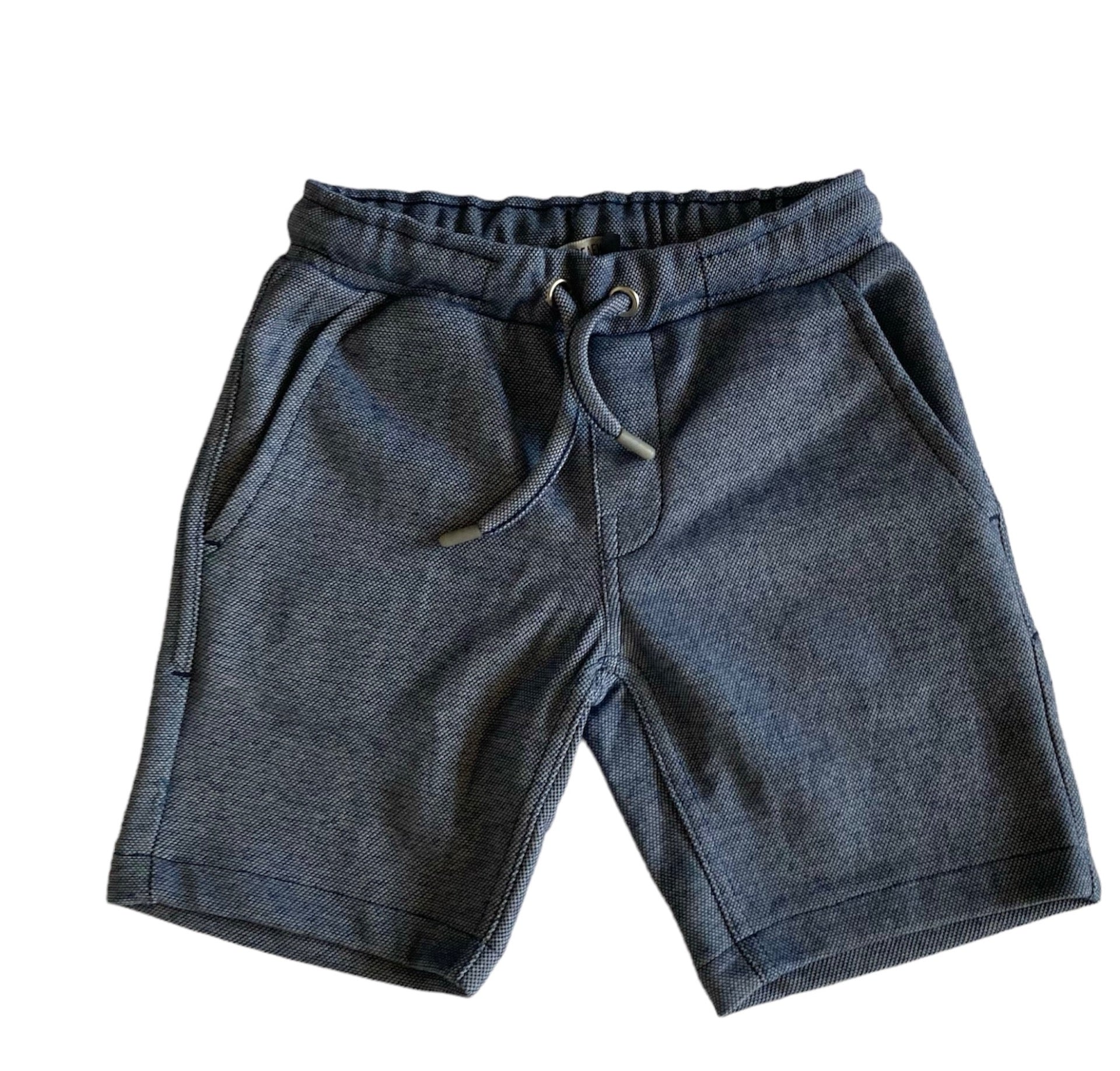 Short licht blauw van het merk Blue Seven. Gemaakt van een comfortabel sweatstof. Verkrijgbaar in de maten 92 t/m 128.