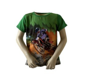 T-shirt crossmotor met spectaculaire riders achtergrond groen. Materiaal is van 65% katoen en 35% polyester. Verkrijgbaar in verschillende maten.