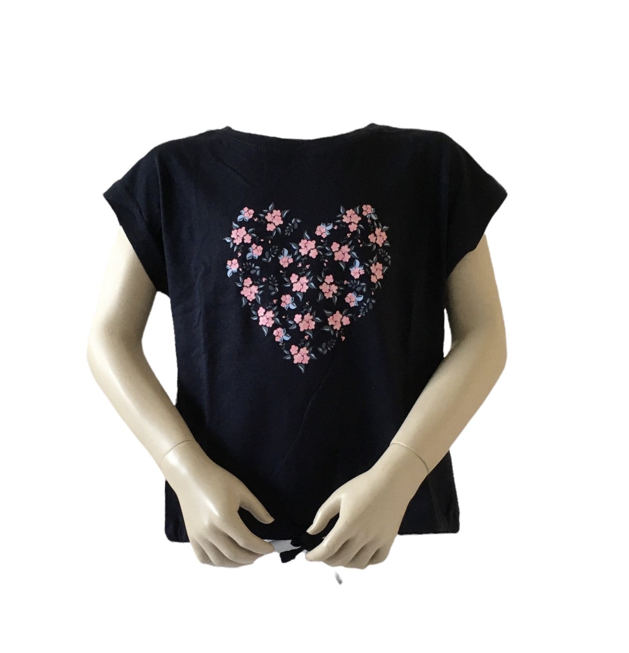 T shirt donkerblauw met hart van bloemen. Materiaal is 100% katoen en verkrijgbaar in de maten 140, 152 en 164.