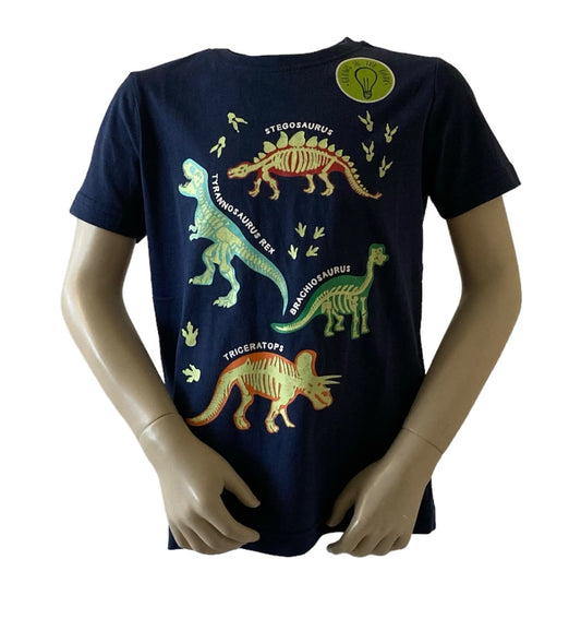 T-shirt Dino Glow in the dark. Met vier veschillend dino's. Van het merk Blue Seven en het materiaal is van 100% katoen. Verkrijgbaar in verschillende maten.