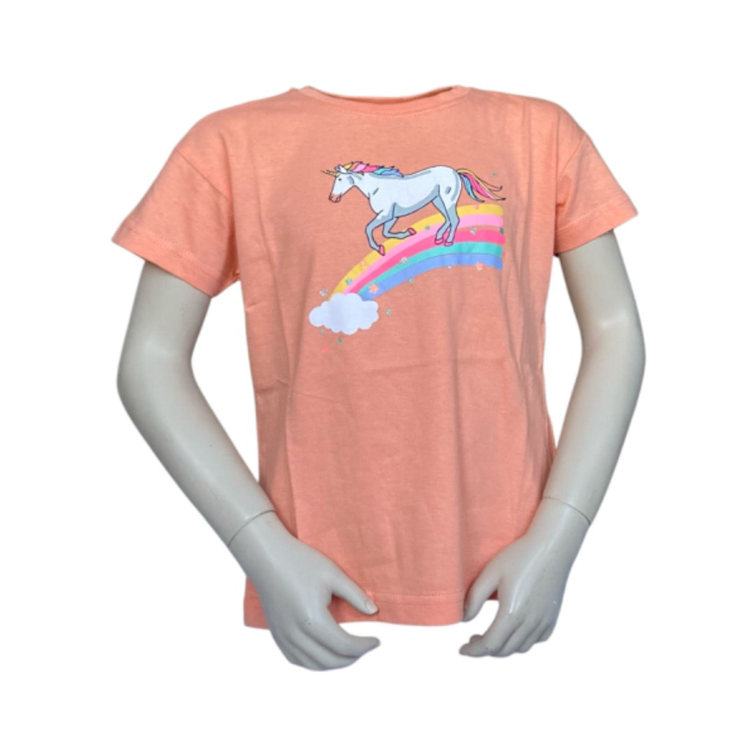 T-shirt in het oranje met een éénhoorn die over een regenboog gaat. Materiaal is van 100% katoen, merk is Blue Seven en verkrijgbaar in verschillende maten.
