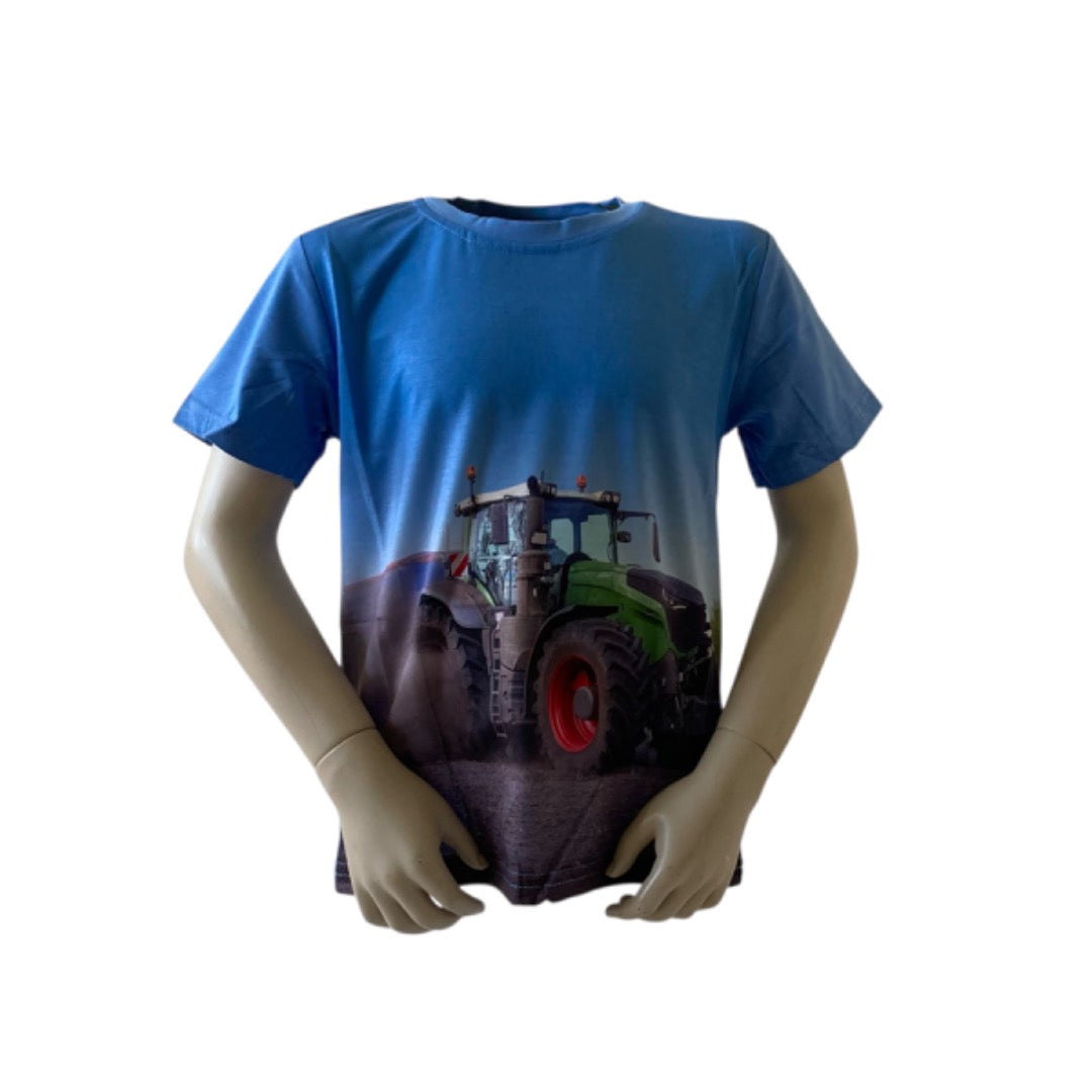 T-shirt groene trekker met rode velgen en licht blauw achtergrond. Materiaal is van 65% katoen en 35% polyester. Verkrijgbaar in verschillende maten.