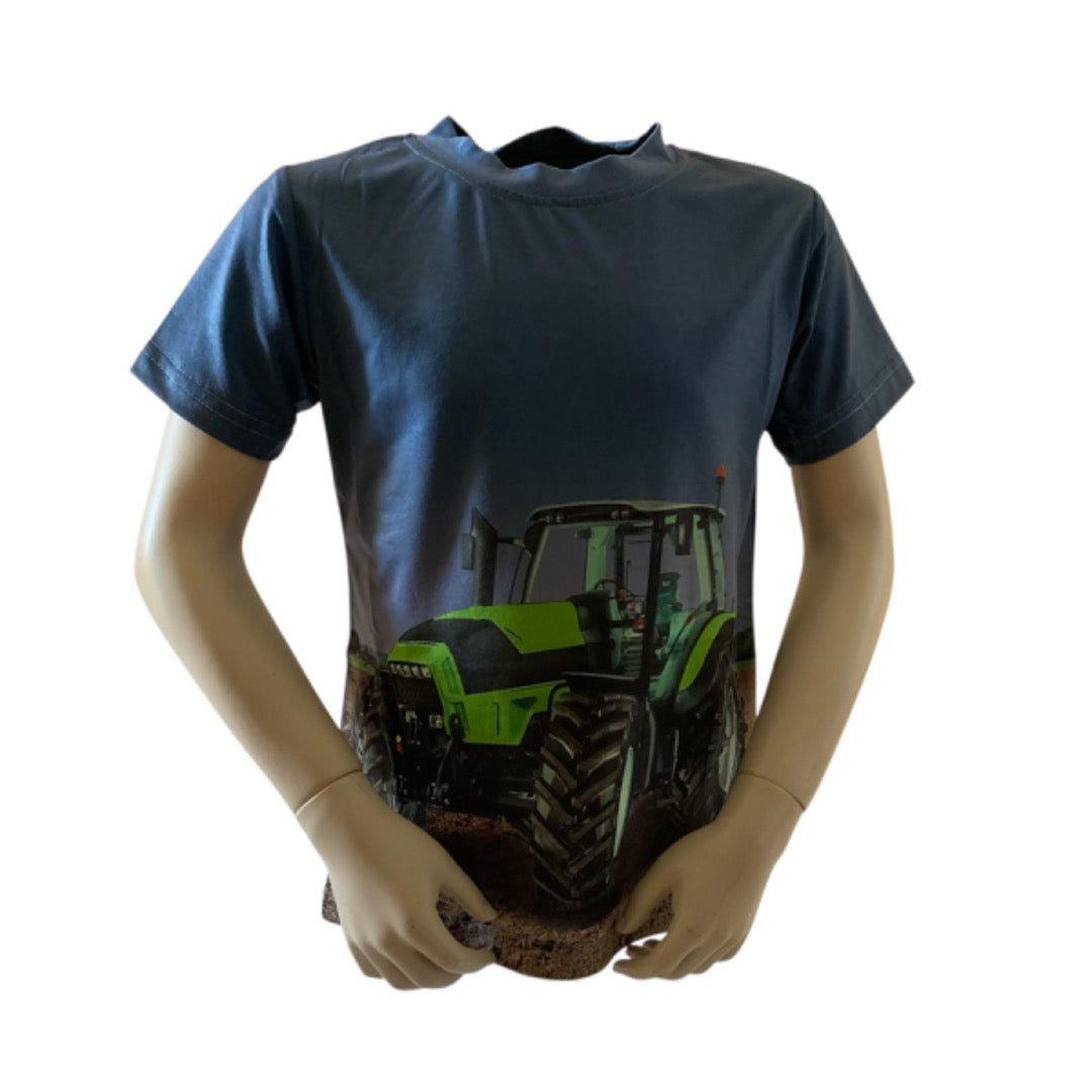 T-shirt Groene trekker met velgen in de kleur grijs. Materiaal is 65% katoen en 35% polyester. Verkrijgbaar in diverse maten.