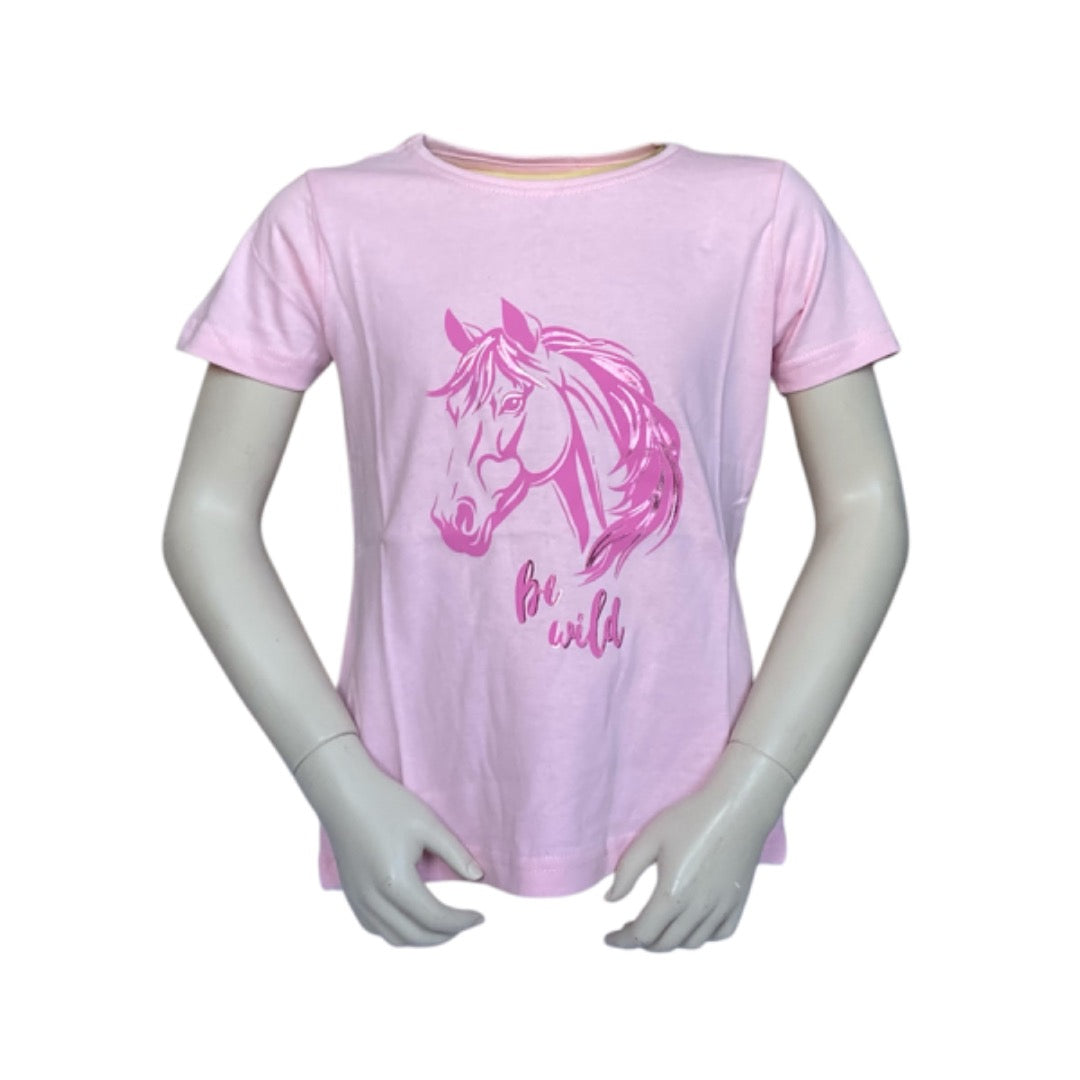 T-shirt paardenhoofd met d tekst Be Wild in de kleur roze. Van het merk Blue Seven. Materiaal is van 100% katoen en verkrijgbaar in verschillende maten.