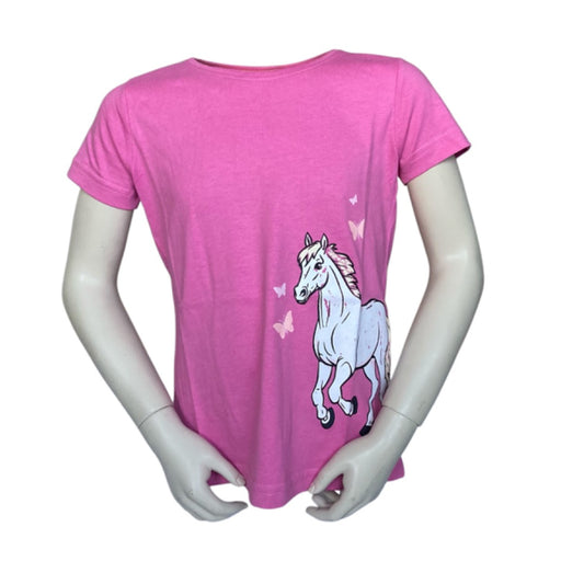 T-shirt paard aan zijkant met vlinders erom heen. In de kleur roze, van het merk Blue Seven. Materiaal is van 100% katoen en verkrijgbaar in verschillende maten.