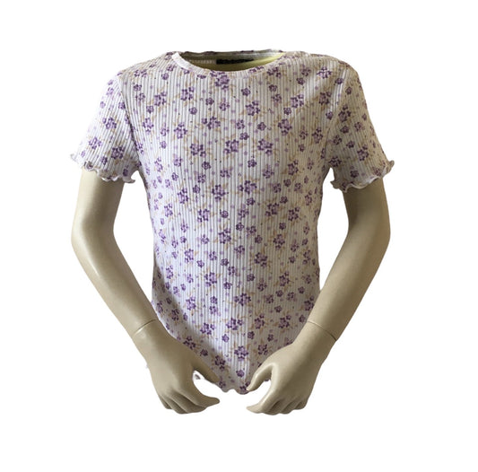 T shirt met paarse bloemen is een kort model met een ronde hals. 95% katoen en 5% elastan en verkrijgbaar in de maten 140, 152 en 164.