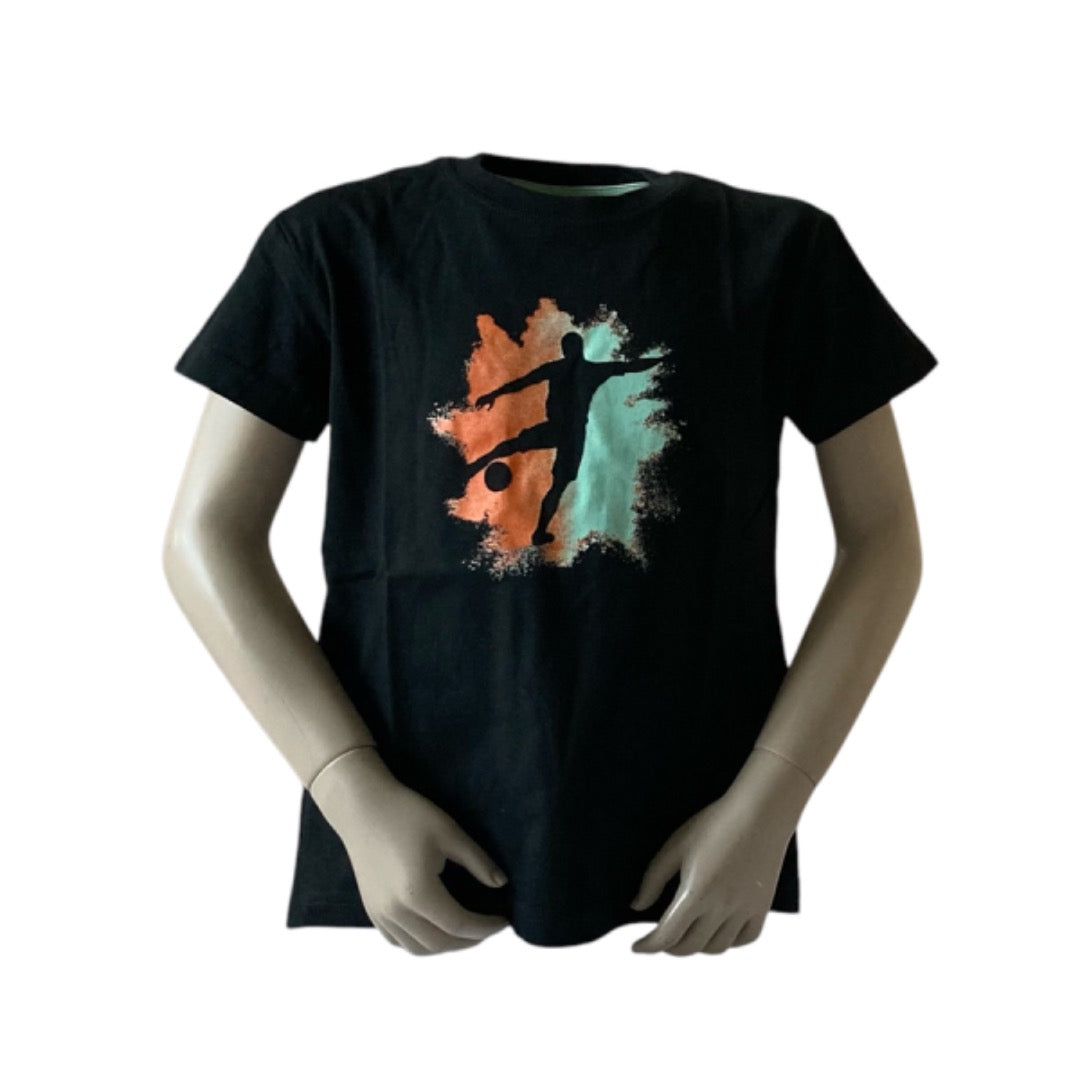 T-shirt voetballer silhouet zwart. Van het merk Blue Seven, materiaal is van 100% katoen en verkrijgbaar in verschillende maten 