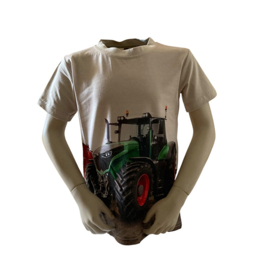 Trekkershirt groene trekker met rode velgen op beige achtergrond. Materiaal is 65% katoen en 35% polyester. In verschillende maten beschikbaar. 