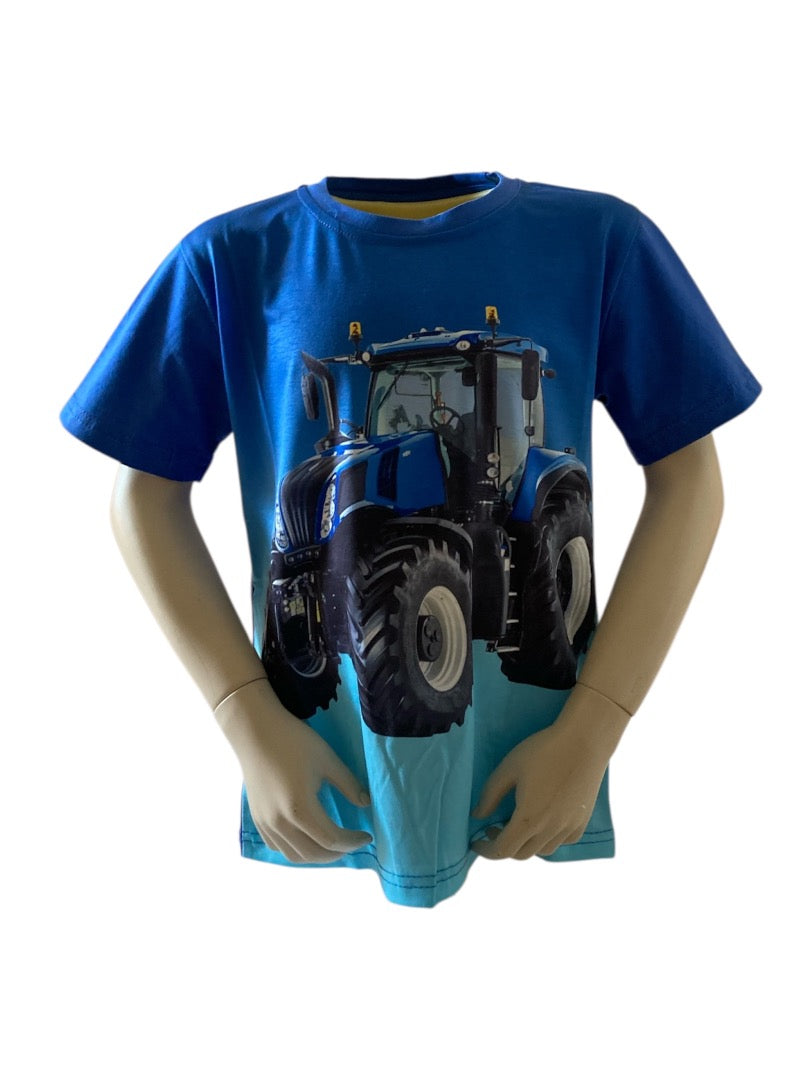 Trekkershirt met blauwe trekker en blauwe achtergrond. Materiaal is van 65% katoen en 35% polyester. Verschillende maten beschikbaar.