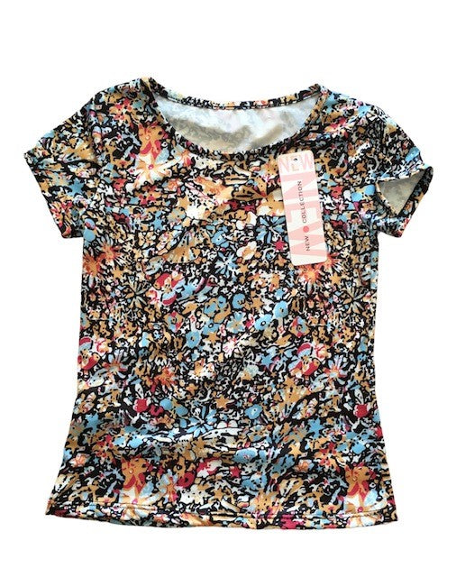 Shirt met drukke bloemen print verkrijgbaar in de maten 98/104 t/m 164. 95% polyester en 5% elastan.