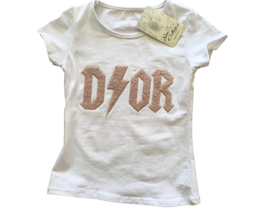 Wit shirt met tekst Dior roze letters. Verkrijgbaar in de maten 98/104 t/m 164. 95% katoen en 5% elastan.