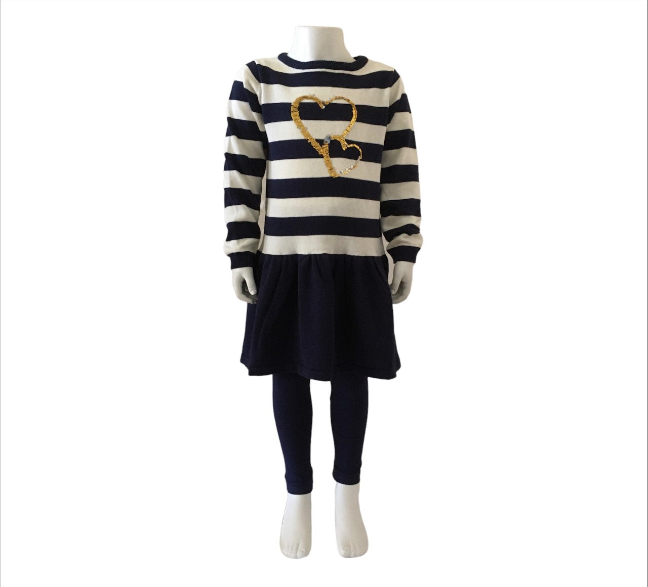 Jurk gebreid donker blauw-wit gestreept met gouden hartjes van pailletten. Van het merk Blue Seven en 100% katoen. Verkrijgbaar in verschillende maten.