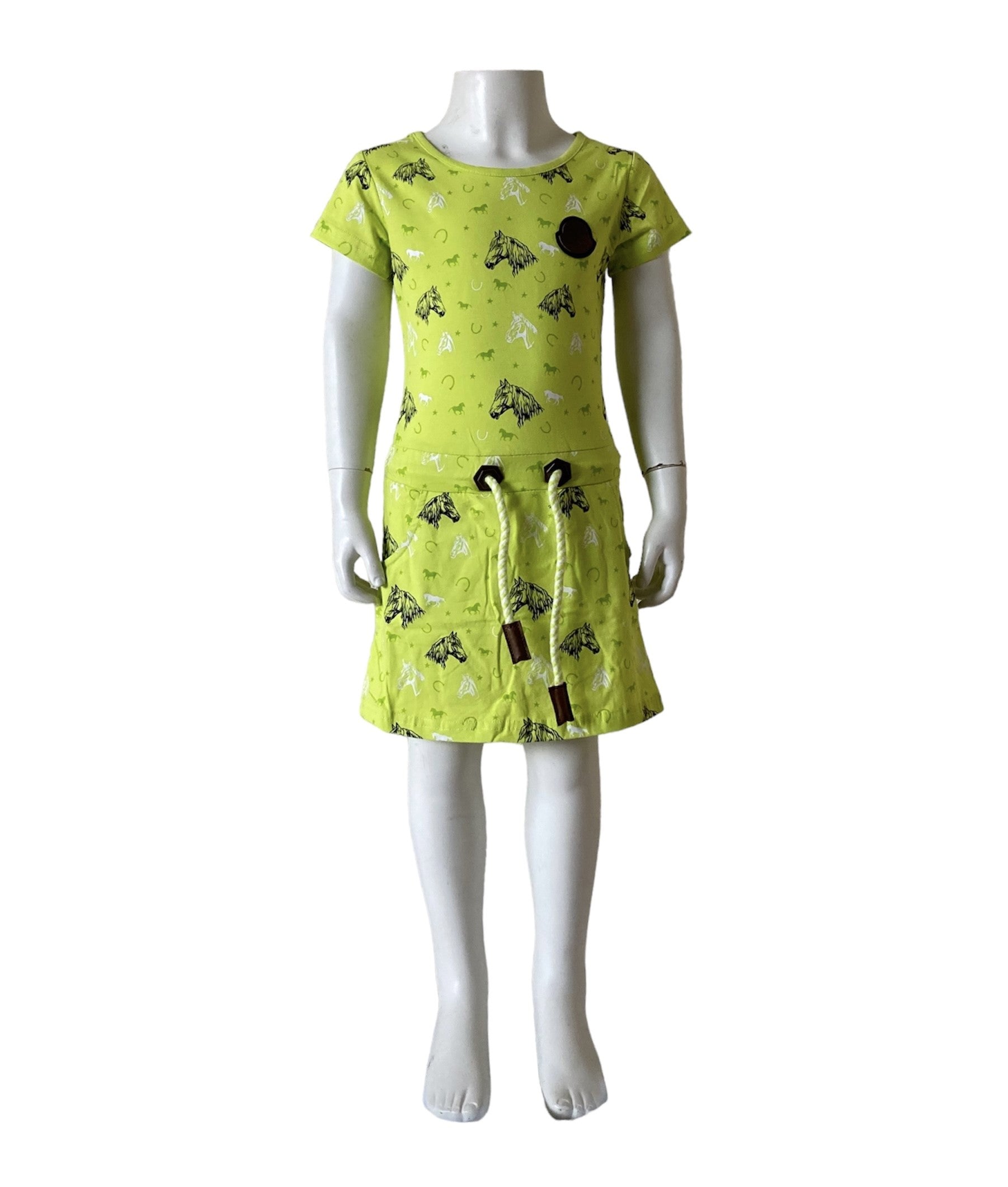 Jurk met all-over paardenprint in geel-groen is verkrijgbaar in verschillende maten.