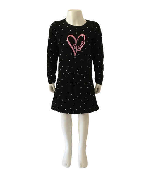 Jurk Polka Dot met roze hart en tekst love. Is van het merk Blue Seven en van 95% katoen en 5% elastan. Verkrijgbaar in verschillende maten.