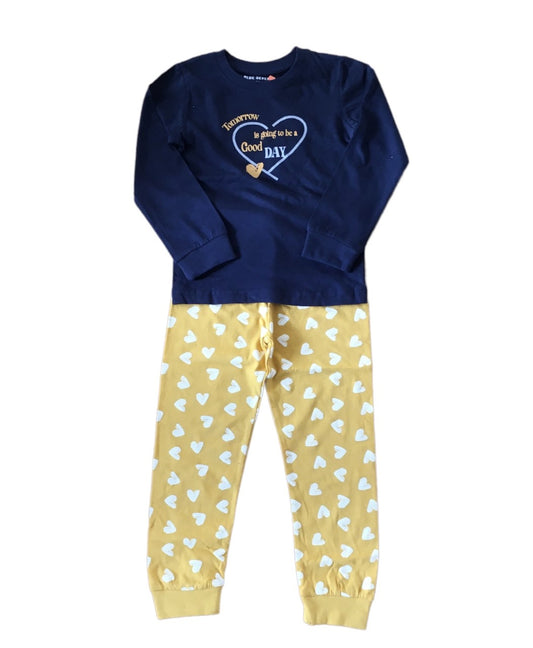Pyjama gele broek met hartjes en bovenstuk is donkerblauw met de tekst: Tomorrow is going te be a good day. Is van 100% katoen en van het merk Blue Seven. Beschikbaar in de maten 92 t/m 128.