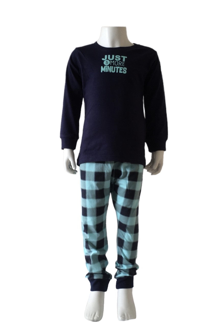 Pyjama Just 5 more minutes is de tekst. Donkerblauw met geruite broek. Van het merk Blue Seven en van 100% katoen. Beschikbaar in de maten 92 t/m 140.