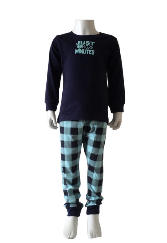 Pyjama Just 5 more minutes is de tekst. Donkerblauw met geruite broek. Van het merk Blue Seven en van 100% katoen. Beschikbaar in de maten 92 t/m 140.