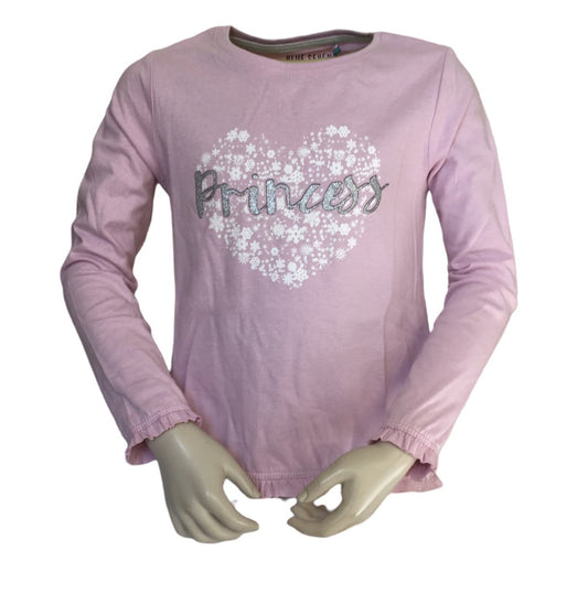 Shirt roze met tekst Prinses in een hart. Roezels aan de mouwen en is 100% katoen. Verkrijgbaar in de maten 92 t/m 128.