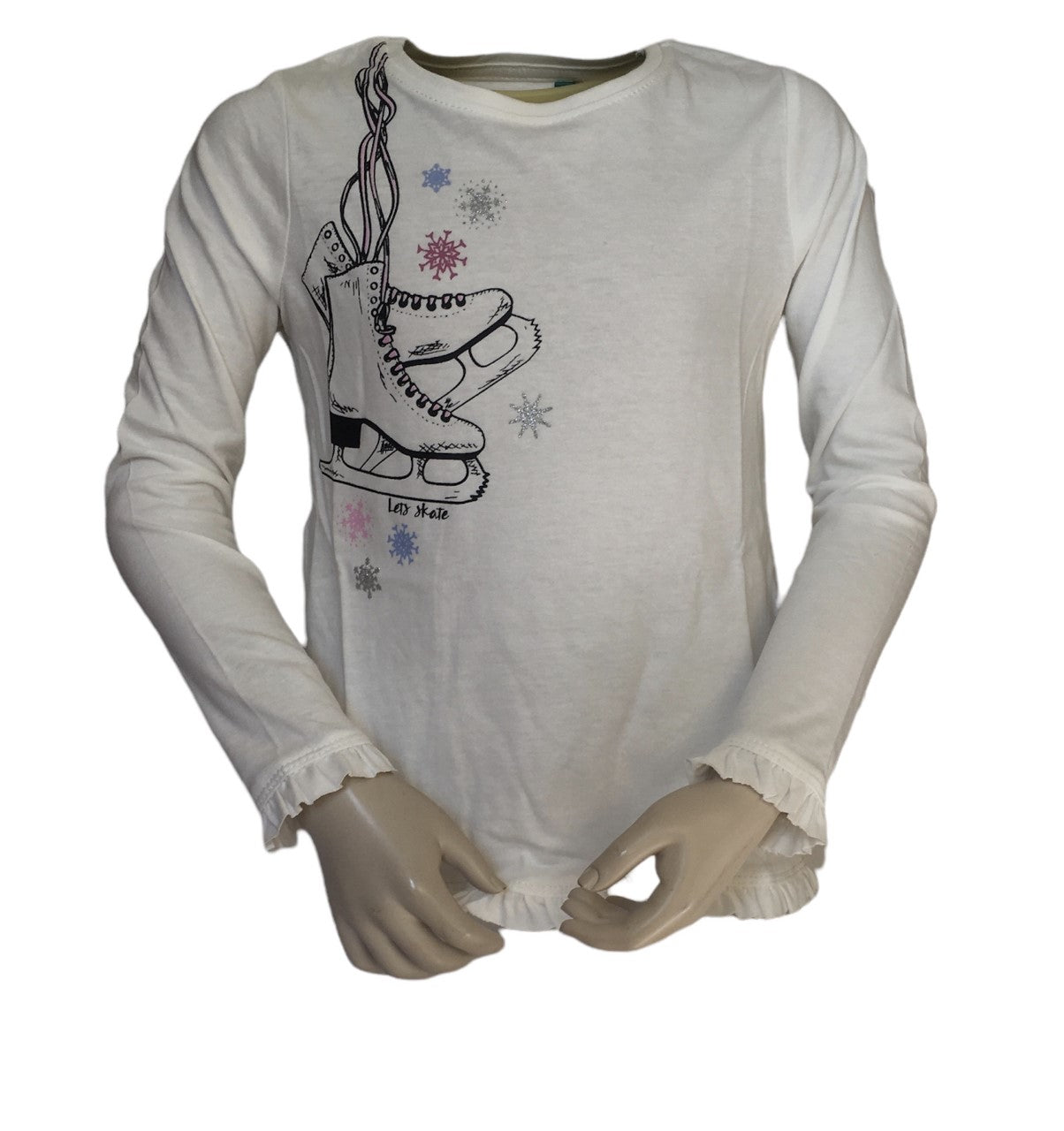 Shirt met kunstschaatsen in de kleur offwhite met roezels aan de mouwen. Materiaal is 100% katoen, verkrijgbaar in de maten 92 t/m 128.