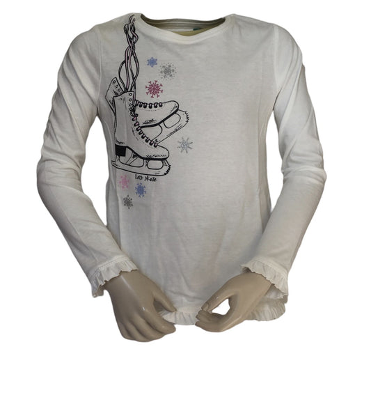 Shirt met kunstschaatsen in de kleur offwhite met roezels aan de mouwen. Materiaal is 100% katoen, verkrijgbaar in de maten 92 t/m 128.