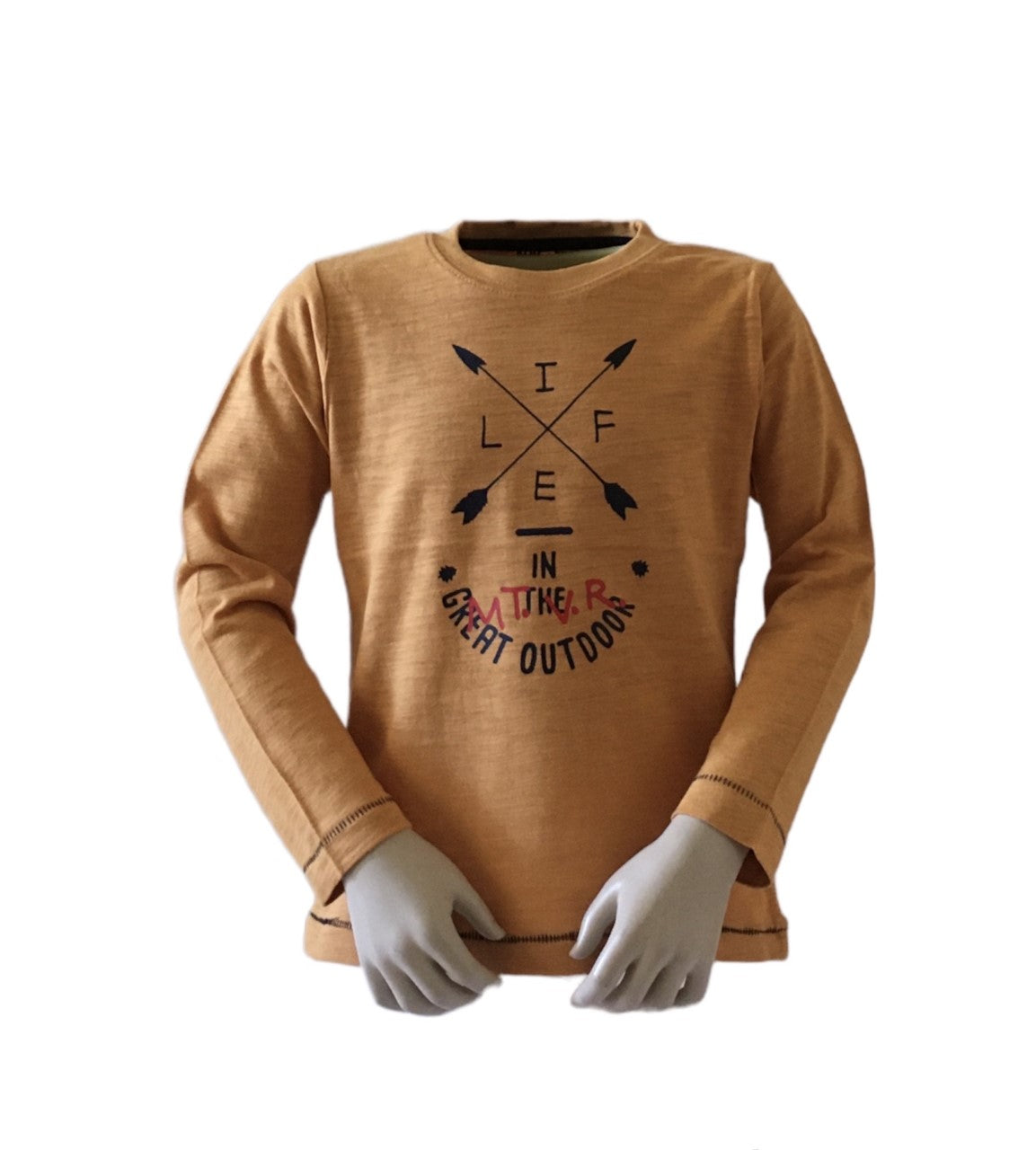 Shirt met lange mouwen in de kleur honing-geel met tekst Life in the Great Outdoor. Van het merk Blue Seven materiaal is van 100% katoen en verkrijgbaar in verschillende maten.