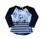 Shirt paard met lange mouwen. Donker blauwe strepen en een wit paard als design. In diverse maten beschikbaar.