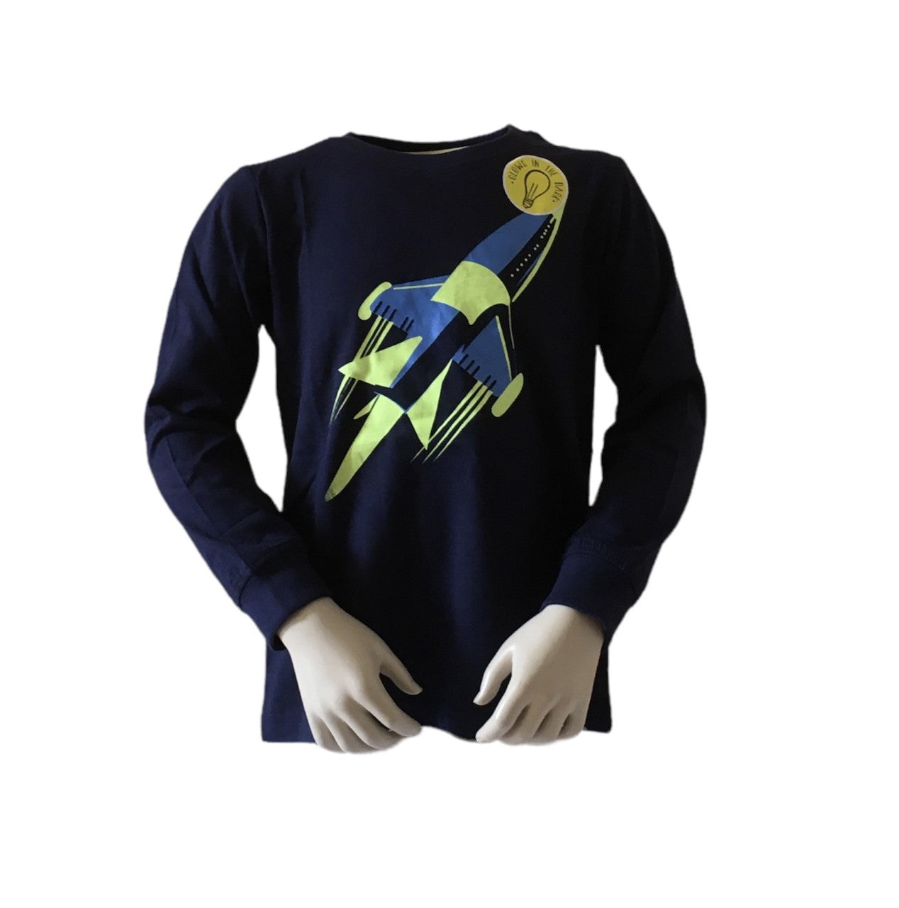 Longsleeve donkerblauw print Raket Glow in the dark. Van het merk Blue Seven en van 100% katoen. Verkrijgbaar in verschillende maten.