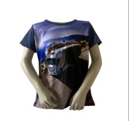 T-shirt met witte vrachtwagen rijdend op een snelweg en blauwe lucht als achtergrond. Materiaal is 65% katoen en 35% polyester. Verkrijgbaar in verschillende maten.