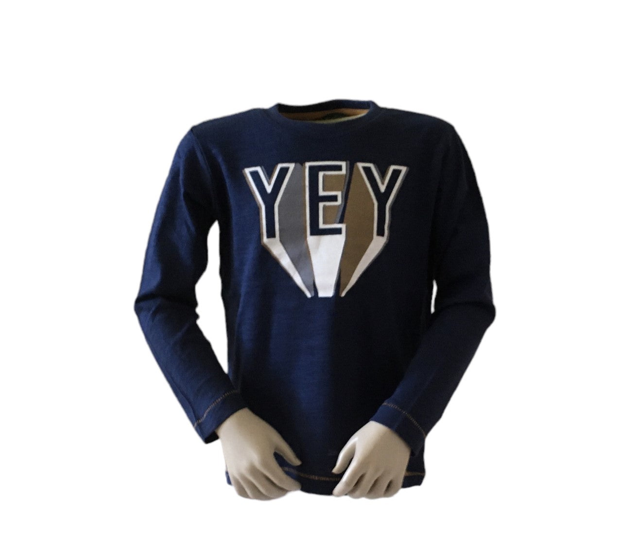 Shirt met de tekst YEY lange mouwen van het merk Blue Seven en van 100% katoen. Verkrijgbaar in verschillende maten.