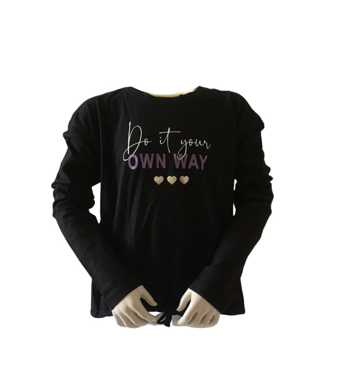 Zwart shirt met lange mouwen met de tekst: Do it your own way. Materiaal 100% katoen verkrijgbaar in de maten 140, 152 en 16.