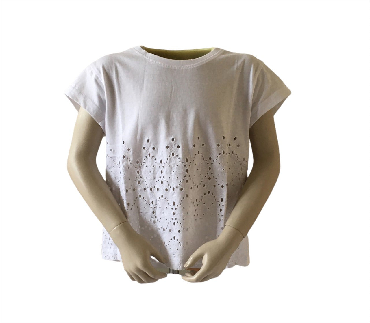 T shirt wit van Blue Seven met gaatjes patroon. Materiaal is 100% katoen verkrijgbaar in de maten 140, 152 en 164