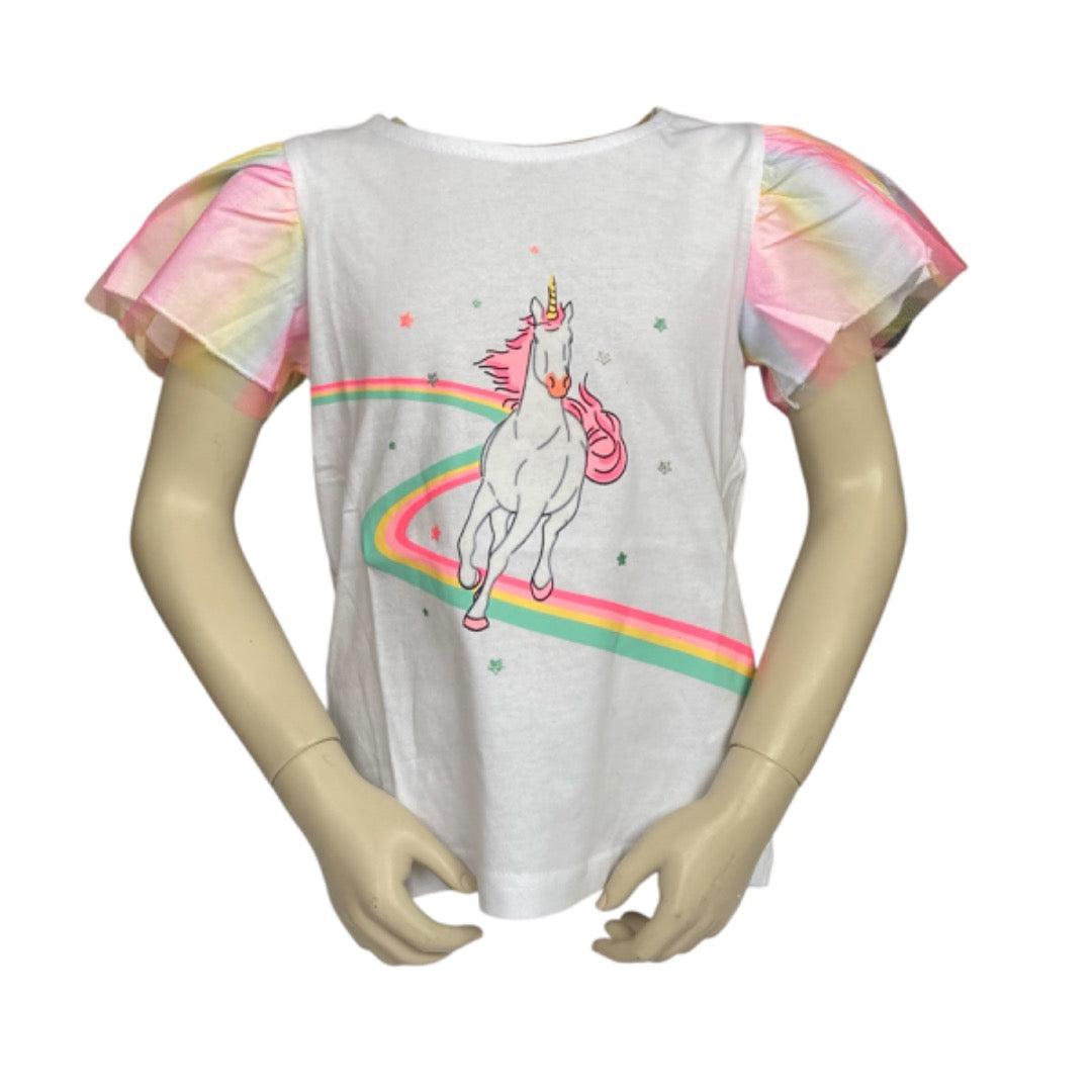 T-shirt met een éénhoorn over een regenboog kleur is wit. Aan de mouwen zit tule. Is van het merk Blue Seven. Materiaal is van 100% katoen en is verkrijgbaar in verschillende maten.