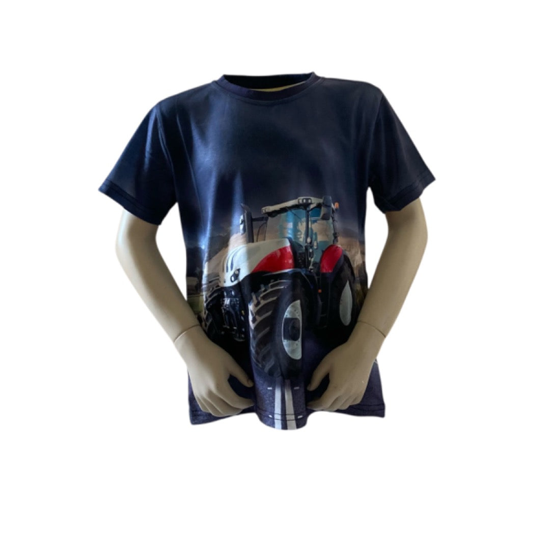 Trekkershirt Rood-Witte trekker met donker blauwe achtergrond. Materiaal is van 65% katoen en 35% polyester. Verkrijgbaar in verschillende maten.